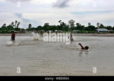 Manikganj, Bangladesh - Juillet 24, 2019 : la vie quotidienne des villageois à Ghior à Manikganj, au Bangladesh. Banque D'Images