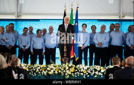 Fivizzano, Italie. 25 août, 2019. Frank-Walter Steinmeier, président italien donne un discours lors de la cérémonie de commémoration pour les victimes de l'Fivizzano massacres. Dans la phase finale de la Seconde Guerre mondiale, des soldats de la Wehrmacht et SS tué plusieurs milliers de civils en Italie. Il y a 75 ans, dans la région autour de Fivizzano dans le nord de la Toscane seulement, près de 400 hommes, femmes, vieillards et d'enfants ont été assassinés par les Allemands, souvent dans une façon incroyablement cruels, à un massacre qui a duré plusieurs jours. Président fédéral Steinmeier et sa femme prennent part à la cérémonie de commémoration annuelle pour t Banque D'Images