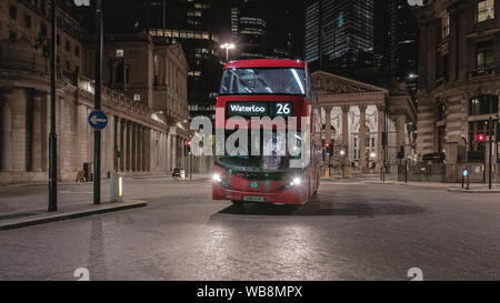 Les rues de Londres la nuit près de Bank of England building avec transport de passage Banque D'Images