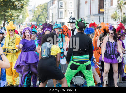 Notting Hill,UK,25 août 2019, le carnaval de Notting Hill est la plus grande fête de rue avec musique, danse, défilé et de l'alimentation. Les enfants dans leurs costumes flamboyants défilent le long de la route de la danse de la musique et des bandes d'acier. Le soleil s'ajoute à l'ambiance de fête. Plus de 12 000 agents de police sont en service pour aider à maîtriser la foule et à prévenir la criminalité.Credit : Keith Larby/Alamy Live News Banque D'Images