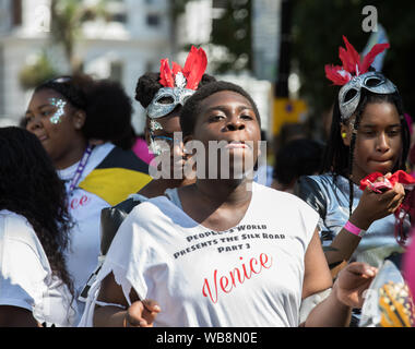 Notting Hill,UK,25 août 2019, le carnaval de Notting Hill est la plus grande fête de rue avec musique, danse, défilé et de l'alimentation. Les enfants dans leurs costumes flamboyants défilent le long de la route de la danse de la musique et des bandes d'acier. Le soleil s'ajoute à l'ambiance de fête. Plus de 12 000 agents de police sont en service pour aider à maîtriser la foule et à prévenir la criminalité.Credit : Keith Larby/Alamy Live News Banque D'Images