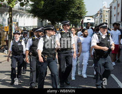 Notting Hill,UK,25 août 2019, le carnaval de Notting Hill est la plus grande fête de rue avec musique, danse, défilé et de l'alimentation. Les enfants dans leurs costumes flamboyants défilent le long de la route de la danse de la musique et des bandes d'acier. Le soleil s'ajoute à l'ambiance de fête. Plus de 12 000 agents de police sont en service pour aider à maîtriser la foule et à prévenir la criminalité.Credit : Keith Larby/Alamy Live News Banque D'Images