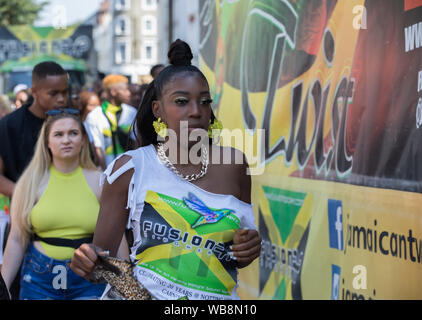 Notting Hill,UK,25 août 2019, le carnaval de Notting Hill est la plus grande fête de rue avec musique, danse, défilé et de l'alimentation. Les enfants dans leurs costumes flamboyants défilent le long de la route de la danse de la musique et des bandes d'acier. Le soleil s'ajoute à l'ambiance de fête. Plus de 12 000 agents de police sont en service pour aider à maîtriser la foule et à prévenir la criminalité.Credit : Keith Larby/Alamy Live News Banque D'Images