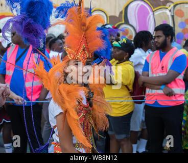 Notting Hill,UK,25 août 2019, le carnaval de Notting Hill est la plus grande fête de rue avec musique, danse, défilé et de l'alimentation. Les enfants dans leurs costumes flamboyants défilent le long de la route de la danse de la musique et des bandes d'acier. Le soleil s'ajoute à l'ambiance de fête. Plus de 12 000 agents de police sont en service pour aider à maîtriser la foule et à prévenir la criminalité.Credit : Keith Larby/Alamy Live News Banque D'Images