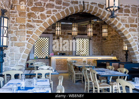 De grandes cuves dans la terre pour la production de vin, mur en pierre et couvert. Bar restaurant Tavern Pierre. Banque D'Images