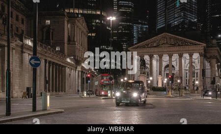 Les rues de Londres la nuit près de Bank of England building avec transport de passage Banque D'Images