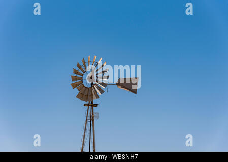 Un ancien moulin à vent contre un ciel bleu dans la ville de Sutherland le moulin est en métal. Chypre Banque D'Images