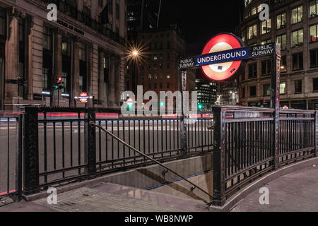 Signes de métro de Londres rues la nuit Banque D'Images