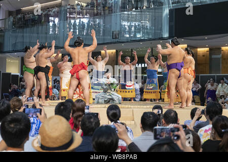 Tokyo, Japon. Août 25, 2019. Les lutteurs de sumo effectuer la bague de cérémonie entrée dans un grand tournoi de Sumo spécial au cours de la ''Hakkiyoi» KITTE KITTE événement tenu au complexe commercial. Chaque année, les visiteurs sont venus voir les matches de lutteurs de sumo de division supérieure, y compris grands champions (Yokozuna), dans une tournée régionale de Tokyo ''Grand tournoi de Sumo à KITTE'' qui a lieu le dernier jour de l'événement. Le Hakkiyoi KITTE cas favorise la culture sumo aux visiteurs d'apprendre et de l'expérience sport national du Japon. Credit : ZUMA Press, Inc./Alamy Live News Banque D'Images