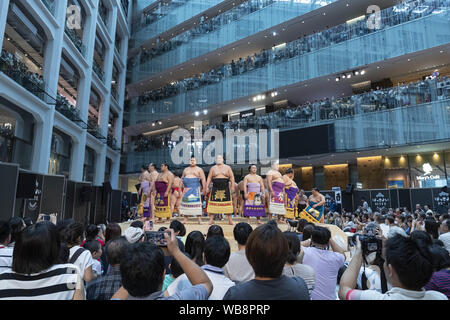 Tokyo, Japon. Août 25, 2019. Les lutteurs de sumo effectuer la bague de cérémonie entrée dans un grand tournoi de Sumo spécial au cours de la ''Hakkiyoi» KITTE KITTE événement tenu au complexe commercial. Chaque année, les visiteurs sont venus voir les matches de lutteurs de sumo de division supérieure, y compris grands champions (Yokozuna), dans une tournée régionale de Tokyo ''Grand tournoi de Sumo à KITTE'' qui a lieu le dernier jour de l'événement. Le Hakkiyoi KITTE cas favorise la culture sumo aux visiteurs d'apprendre et de l'expérience sport national du Japon. Credit : ZUMA Press, Inc./Alamy Live News Banque D'Images