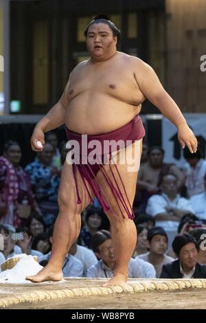 Tokyo, Japon. Août 25, 2019. Un lutteur de Sumo Mitakeumi Hisashi participe à un grand tournoi de sumo au cours de la ''Hakkiyoi» KITTE KITTE événement tenu au complexe commercial. Chaque année, les visiteurs sont venus voir les matches de lutteurs de sumo de division supérieure, y compris grands champions (Yokozuna), dans une tournée régionale de Tokyo ''Grand tournoi de Sumo à KITTE'' qui a lieu le dernier jour de l'événement. Le Hakkiyoi KITTE cas favorise la culture sumo aux visiteurs d'apprendre et de l'expérience sport national du Japon. Credit : ZUMA Press, Inc./Alamy Live News Banque D'Images