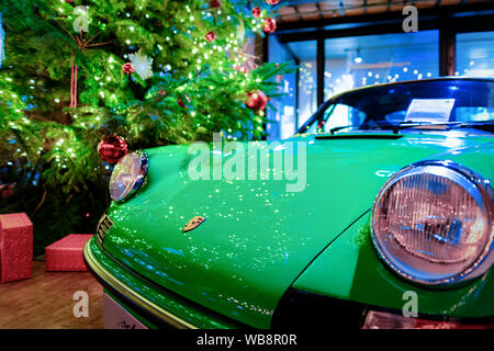 Berlin, Allemagne - le 11 décembre 2017 : lampe de phare de voiture Porsche Classic vintage verte à Berlin en Allemagne. Détails de l'auto. Arbre de Noël sur l'arrière-plan Banque D'Images