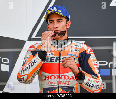 Towcester, UK. Août 25, 2019. Marc Márquez (SPA) de l'équipe Repsol Honda sur winner's présentation après la course de dimanche de la GoPro Grand Prix sur le circuit de Silverstone le dimanche, Août 25, 2019 en Angleterre, de TOWCESTER. Credit : Taka G Wu/Alamy Live News Banque D'Images