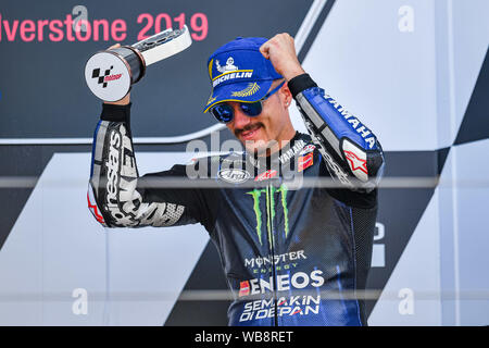 Towcester, UK. Août 25, 2019. Maverick Viñales (SPA) de MotoGP Monster Energy Yamaha à la présentation après la course de dimanche de la GoPro Grand Prix sur le circuit de Silverstone le dimanche, Août 25, 2019 en Angleterre, de TOWCESTER. Credit : Taka G Wu/Alamy Live News Banque D'Images