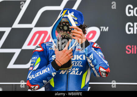 Towcester, UK. Août 25, 2019. Alex rin (SPA) du Team SUZUKI ECSTAR célèbre remportant la course dimanche à la présentation après la course de dimanche de la GoPro Grand Prix sur le circuit de Silverstone le dimanche, Août 25, 2019 en Angleterre, de TOWCESTER. Credit : Taka G Wu/Alamy Live News Banque D'Images