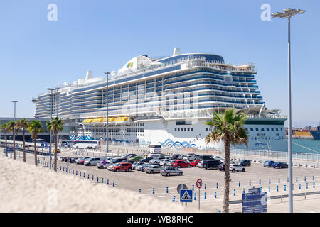 Barcelone, Espagne - 9 août, 2019 : AIDAnova bateau de croisière dans le port de croisière de Barcelone Banque D'Images