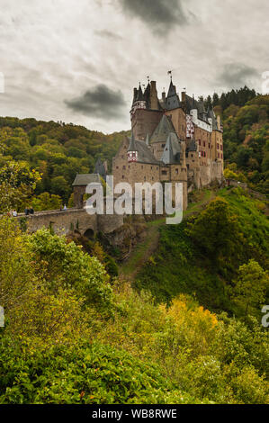 Belle impression d'automne célèbre château Eltz avec ses impressionnants bâtiments medival Banque D'Images