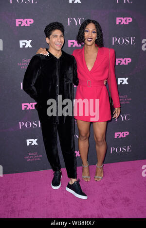 Bismark Curiel et Angel Mj Rodriguez assistant à la télévision FX-Series Premiere de "poser" au Pacific Design Center le 9 août 2019 à West Hollywood, Californie Banque D'Images