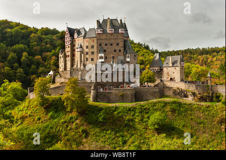 Belle impression d'automne célèbre château Eltz avec ses impressionnants bâtiments medival Banque D'Images