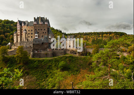 Belle impression d'automne célèbre château Eltz avec ses impressionnants bâtiments medival Banque D'Images