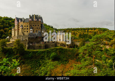 Belle impression d'automne célèbre château Eltz avec ses impressionnants bâtiments medival Banque D'Images