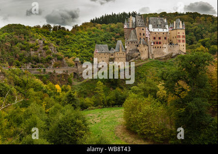 Belle impression d'automne célèbre château Eltz avec ses impressionnants bâtiments medival Banque D'Images