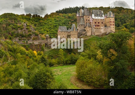 Belle impression d'automne célèbre château Eltz avec ses impressionnants bâtiments medival Banque D'Images