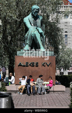 Aleksis Kivi memorial statue (par Wäinö Aaltonen) Place de la gare à Helsinki Banque D'Images