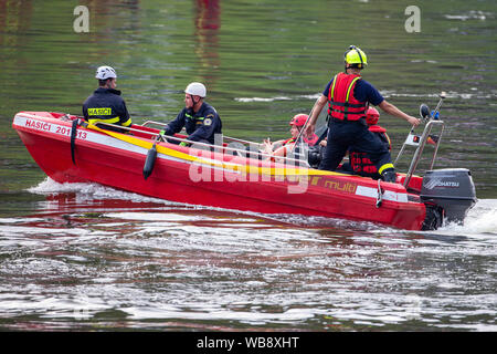 24 août 2019, Saxe, Bad Schandau : forces de sauvetage de la République tchèque prennent part à un bateau dans l'chöna 2019' catastrophe nationale forer. Après un orage d'une durée de jours au cours de la Suisse saxonne et autour de Dresde la catastrophe se produit : un glissement de terrain ensevelit les pistes dans l'étroite vallée de l'Elbe non loin de la frontière tchèque. Un train Eurocity disques dans l'éboulis et avalanches a un accident. Ce scénario dans un terrain infranchissable a été le point de départ de la plus grande catastrophe de la Saxe à l'exercice de contrôle de date. Photo : Daniel Schäfer/dpa-Zentralbild/ZB Banque D'Images