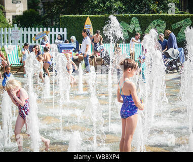 Sheffield, Royaume-Uni. Août 25, 2019. Les enfants jouent dans les jardins de la paix à fontaines pendant un dimanche chaud.Les météorologues prévoit les températures à 30 degrés Celsius dans de nombreuses régions au Royaume-Uni au cours des jours fériés. Credit : Yiannis Alexopoulos SOPA/Images/ZUMA/Alamy Fil Live News Banque D'Images