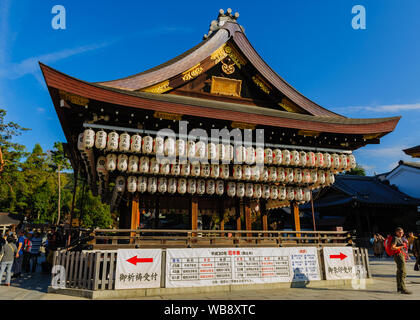 Abstract pattern de lanternes de papier traditionnel japonais sur le toit d'un bâtiment en Kyotos sanctuaire Yasaka-jinja, Japon Novembre 2018 Banque D'Images