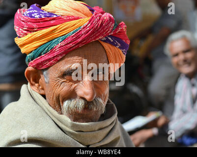 Personnes âgées indien avec turban Rajasthani colorés (pagari) et gris moustache cow-boy sourire pour la caméra. Banque D'Images