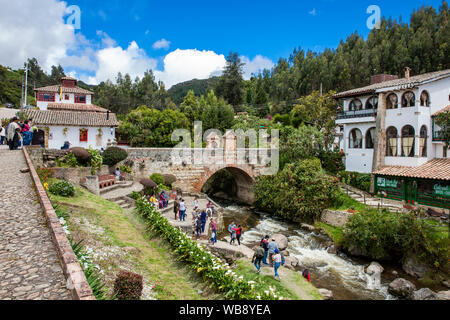 MONGUI, COLOMBIE - AOÛT, 2019 : les touristes se rendant sur le Pont Royal de Calicanto à la belle petite ville de Mongui en Colombie Banque D'Images