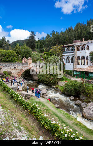 MONGUI, COLOMBIE - AOÛT, 2019 : les touristes se rendant sur le Pont Royal de Calicanto à la belle petite ville de Mongui en Colombie Banque D'Images