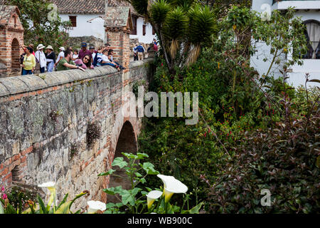 MONGUI, COLOMBIE - AOÛT, 2019 : les touristes se rendant sur le Pont Royal de Calicanto à la belle petite ville de Mongui en Colombie Banque D'Images