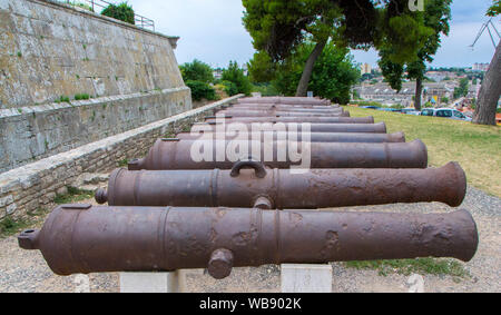 Vieux canons en face d'une forteresse dans la ville de Pula, Croatie. - Image Banque D'Images