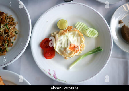 Riz frit ou sauté de riz avec des oeufs frits et concombre Banque D'Images