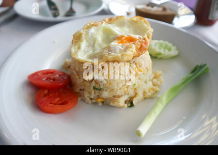 Riz frit ou sauté de riz avec des oeufs frits et concombre Banque D'Images