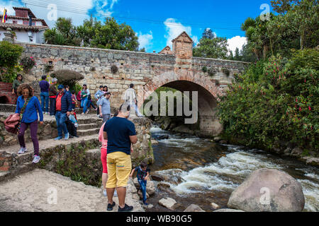 MONGUI, COLOMBIE - AOÛT, 2019 : les touristes se rendant sur le Pont Royal de Calicanto à la belle petite ville de Mongui en Colombie Banque D'Images