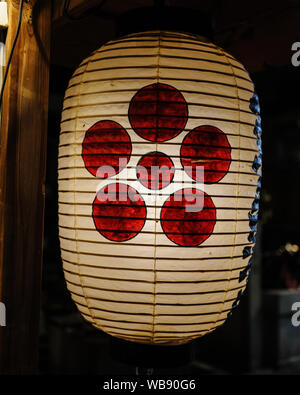 Lanternes japonaises traditionnelles en papier en reavealing abstract pattern avec caractères Kanji japonais manuscrites, Kyoto Japon Novembre 2018 Banque D'Images