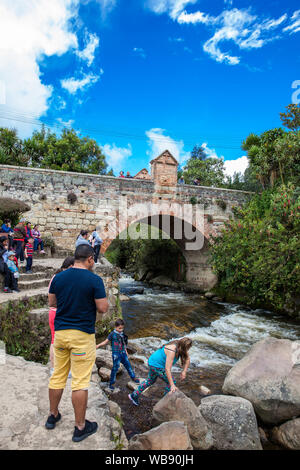 MONGUI, COLOMBIE - AOÛT, 2019 : les touristes se rendant sur le Pont Royal de Calicanto à la belle petite ville de Mongui en Colombie Banque D'Images