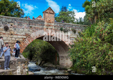 MONGUI, COLOMBIE - AOÛT, 2019 : les touristes se rendant sur le Pont Royal de Calicanto à la belle petite ville de Mongui en Colombie Banque D'Images