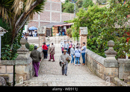 MONGUI, COLOMBIE - AOÛT, 2019 : les touristes et les habitants à la Royal Pont de Calicanto à la belle petite ville de Mongui en Colombie Banque D'Images