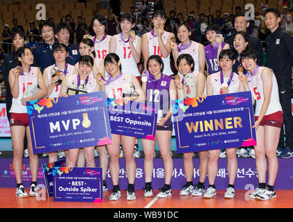 Séoul, Corée du Sud. Août 25, 2019. Le Japon l'équipe de célébrer au cours de la cérémonie après le match final contre la Thaïlande à l'Asie 2019 SR. Championnat féminin de volleyball à Séoul, Corée du Sud, le 25 août 2019. Credit : Lee Sangho/Xinhua/Alamy Live News Banque D'Images