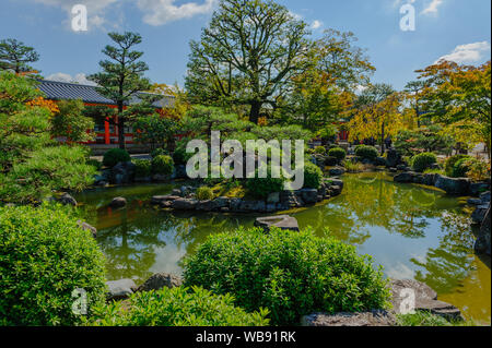 Beau jardin zen japonais avec lac idyllique autour de Sanjusangen-do avec son grand hall, Kyoto Japon Novembre 2018 Banque D'Images