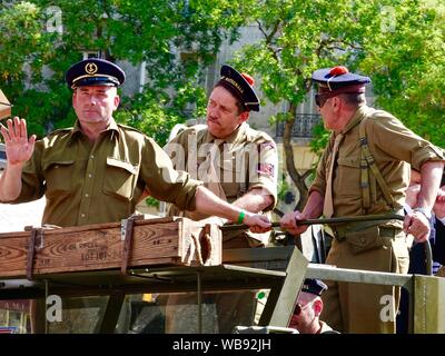 Défilé dans l'Avenue du Général Leclerc, avec des gens habillés en uniforme d'époque et costumes, pour célébrer le 75e anniversaire de la libération de Paris le 25 août 1944, Paris, France. Banque D'Images