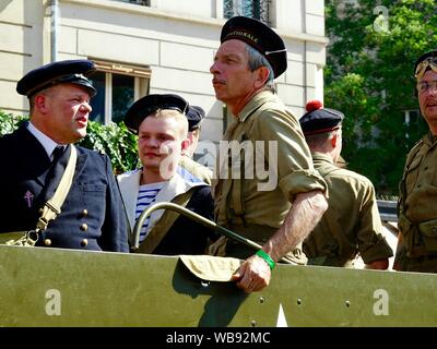 Défilé dans l'Avenue du Général Leclerc, avec des gens habillés en uniforme d'époque et costumes, pour célébrer le 75e anniversaire de la libération de Paris le 25 août 1944, Paris, France. Banque D'Images