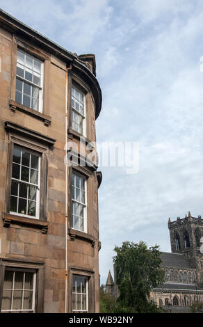 Paisley, Scotland, UK. 24 Août 2019 : Forbes Place qui est à côté du canal de l'eau panier blanc à Paisley. Banque D'Images