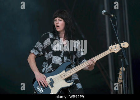 Portsmouth, Hampshire, Royaume-Uni. 25 août 2019. Emma Richardson, femme bassiste avec Band of Skulls en live sur la scène du Festival victorieux, Southsea, Portsmouth, Hampshire, Royaume-Uni/Fletcher-Park Crédit : Dawn Alamy Live News Banque D'Images