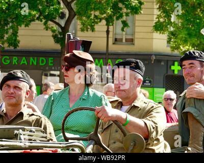 Défilé dans l'Avenue du Général Leclerc, avec des gens habillés en uniforme d'époque et costumes, pour célébrer le 75e anniversaire de la libération de Paris le 25 août 1944, Paris, France. Banque D'Images